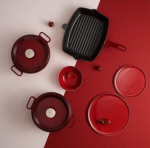 Gourmet Cooking & Serving Bundle featuring a Sapore iron-cast shallow pot, Sapore iron-cast pan (32 × 26cm), flat/pizza plates (28cm & 18cm), and a bowl for versatile cooking and dining.