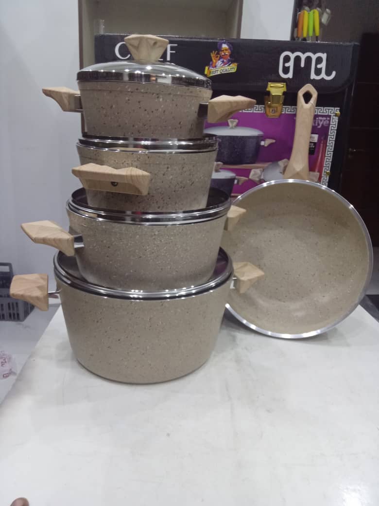 Forged granite-coated cookware with wood handle and stainless steel lid in gift box